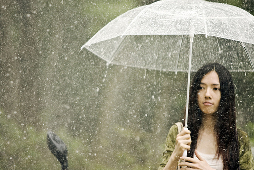 雨中打伞女孩背影图片(2)