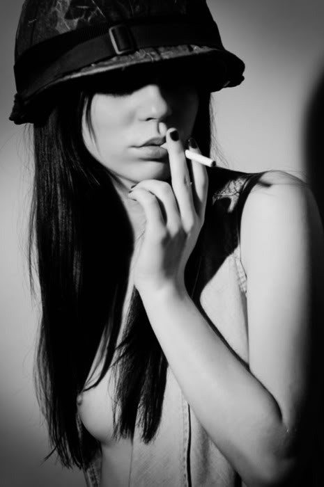 女生抽烟的黑白图片
