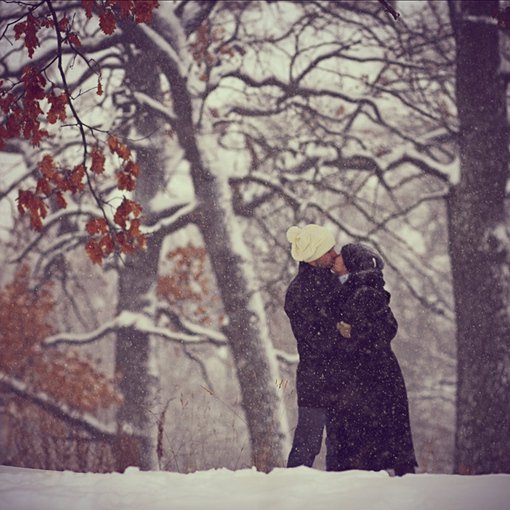 雪天情侣接吻图片