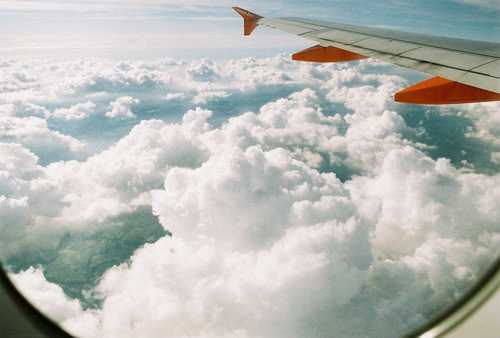 飞机窗口蓝天白云图