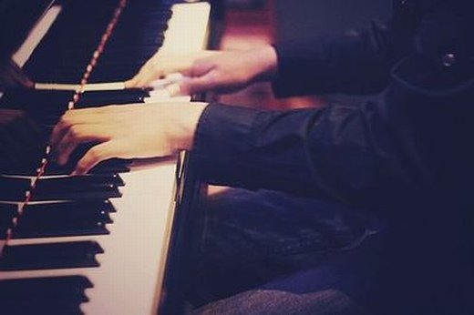 女孩弹钢琴的唯美图片(3)