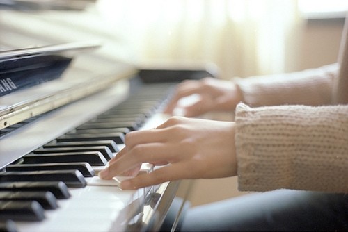 女孩弹钢琴的唯美图片(5)