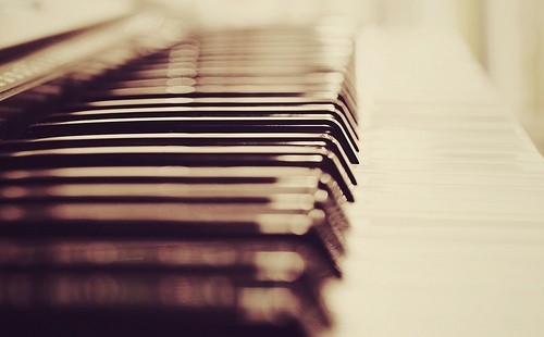女孩弹钢琴的唯美图片(7)