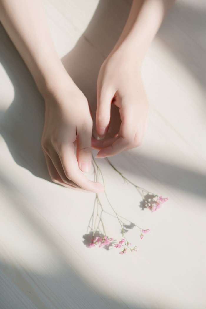 手与鲜花的唯美小清新图片(6)