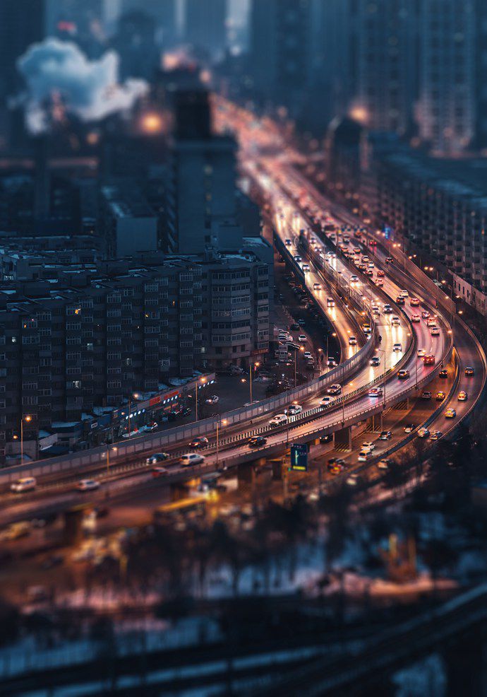 现代都市高楼的夜景图片