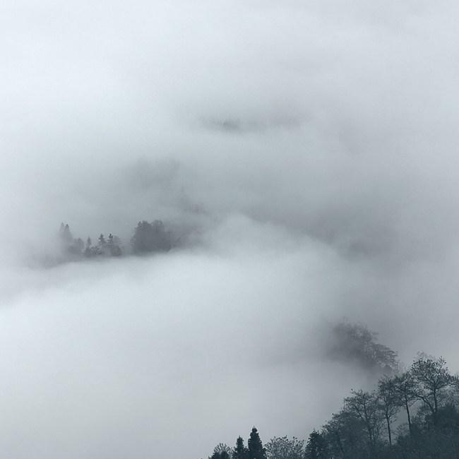 雾气环绕的唯美意境风景图片(3)