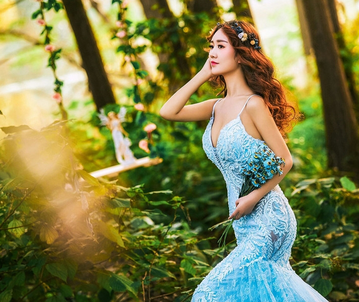 森林深处的浪漫 蓝色婚纱照图片(2)