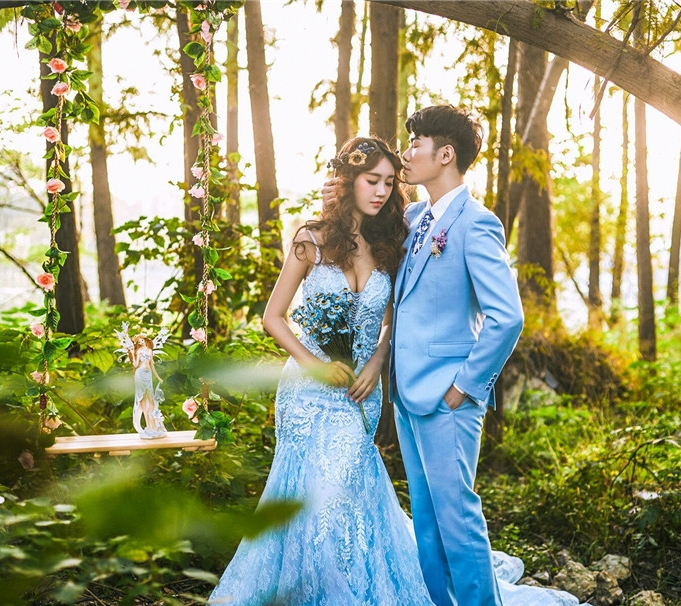 森林深处的浪漫 蓝色婚纱照图片(3)