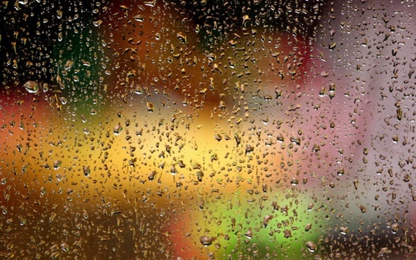 下雨图片素材 窗外雨中朦胧的灯光(4)