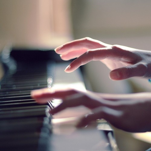 钢琴图片唯美 你弹奏音符她为你流出美妙(5)