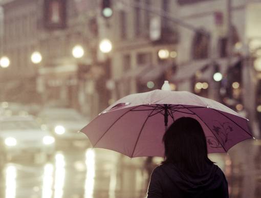 下雨一个人打伞的图片 下雨打伞的图片唯美(6)