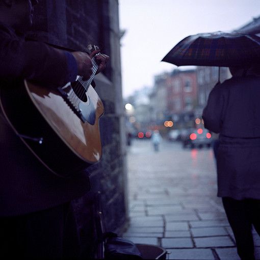 下雨一个人打伞的图片 下雨打伞的图片唯美(8)