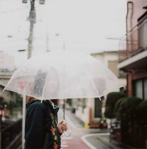 下雨一个人打伞的图片 下雨打伞的图片唯美(7)