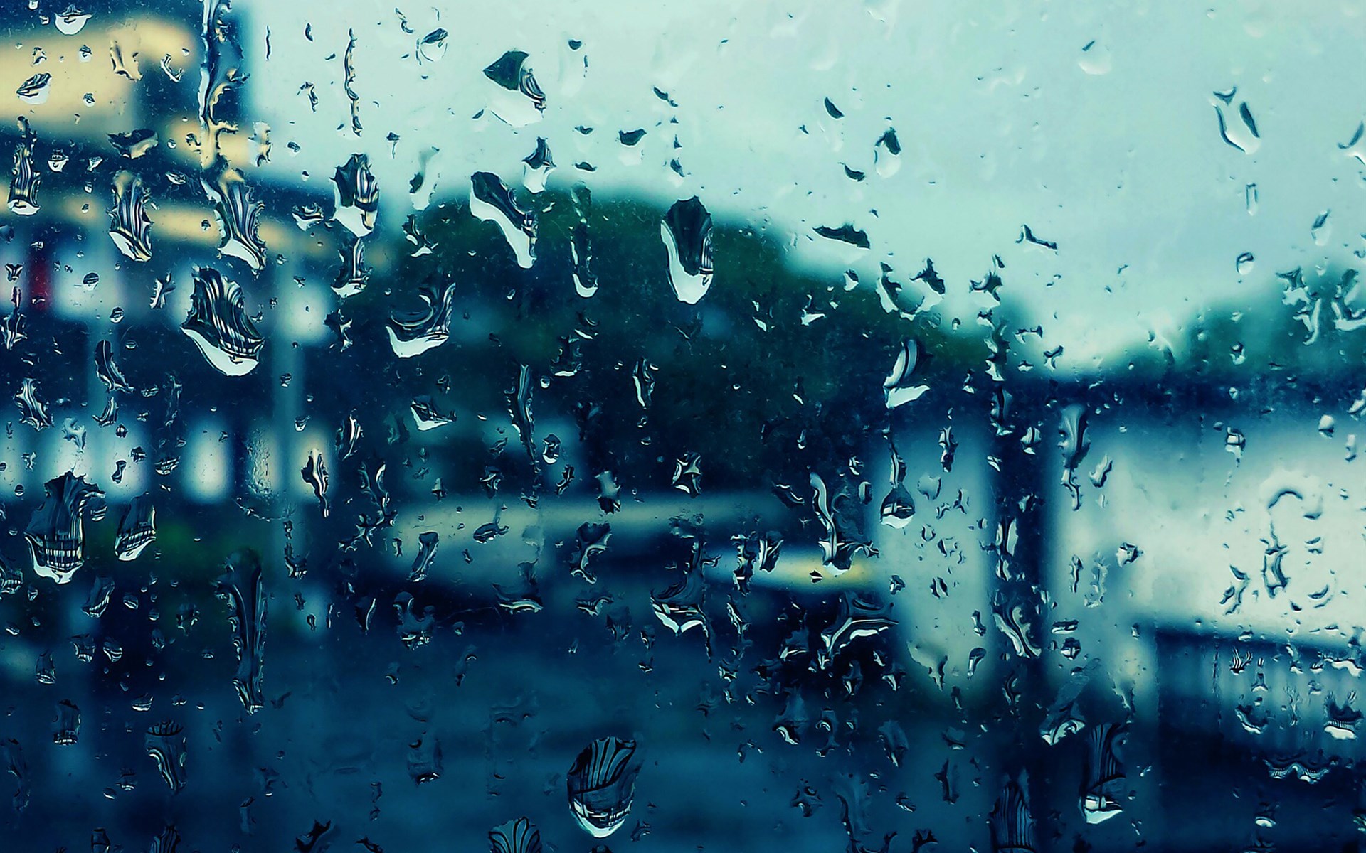 下雨的图片 雨天窗户唯美雨滴图片