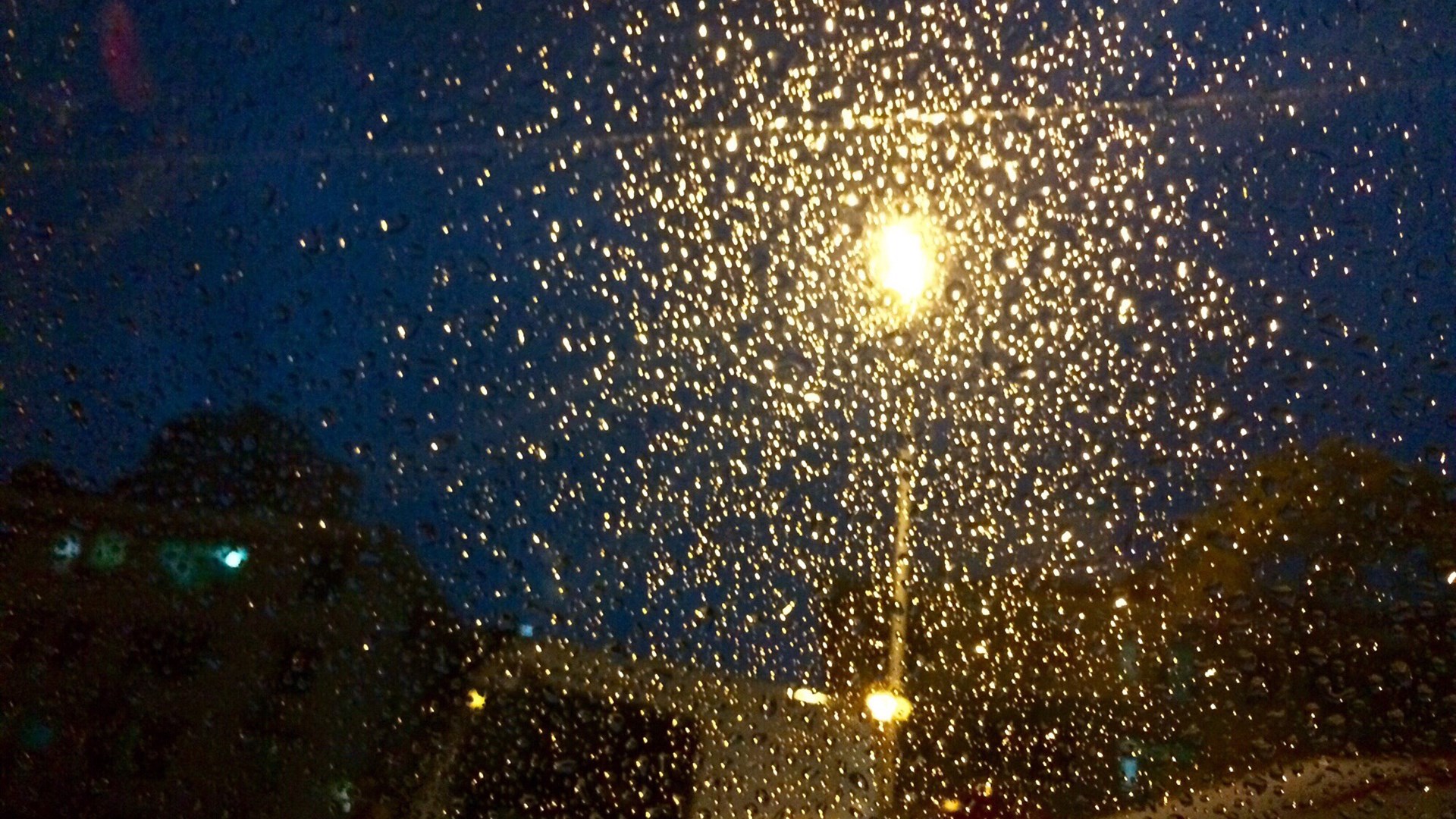 下雨的图片 雨天窗户唯美雨滴图片(4)