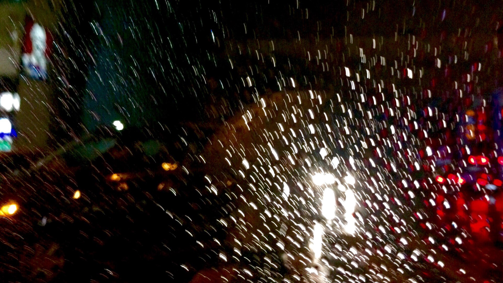下雨的图片 雨天窗户唯美雨滴图片(2)