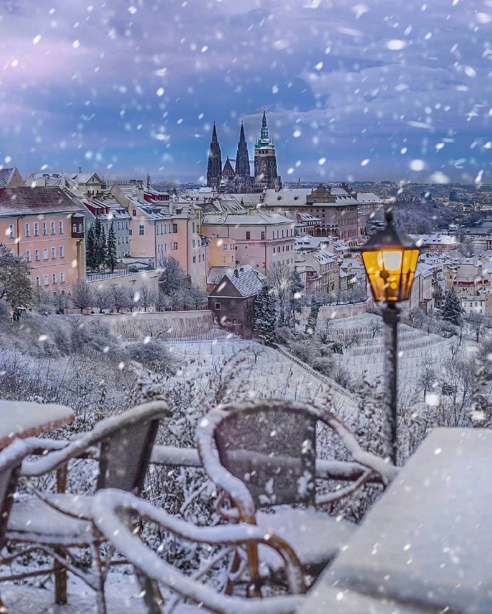 城市雪景图片 布拉格的雪夜图片