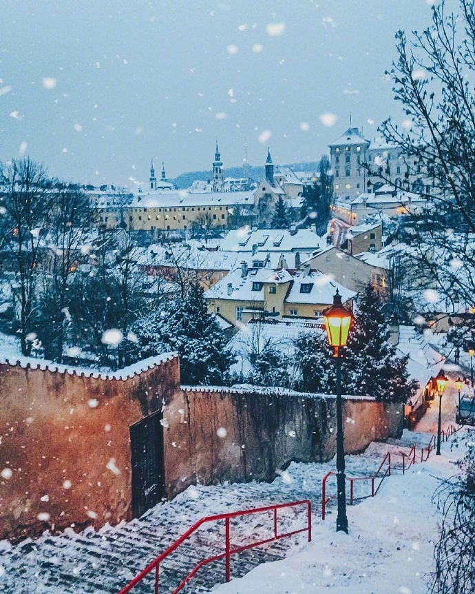 城市雪景图片 布拉格的雪夜图片(6)