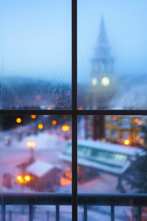 下雨天玻璃窗雨滴朦胧意境的下雨图片