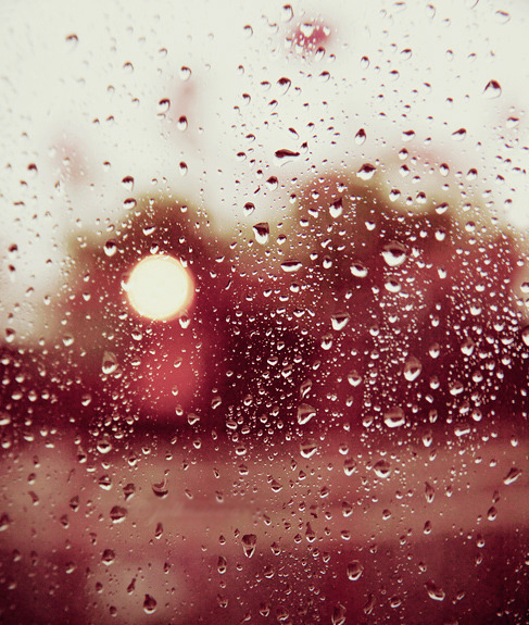 下雨天玻璃窗雨滴朦胧意境的下雨图片(6)