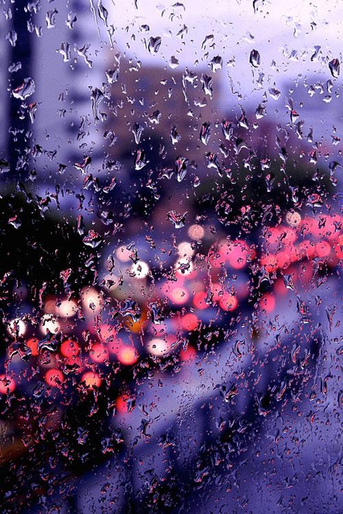 下雨天玻璃窗雨滴朦胧意境的下雨图片(4)