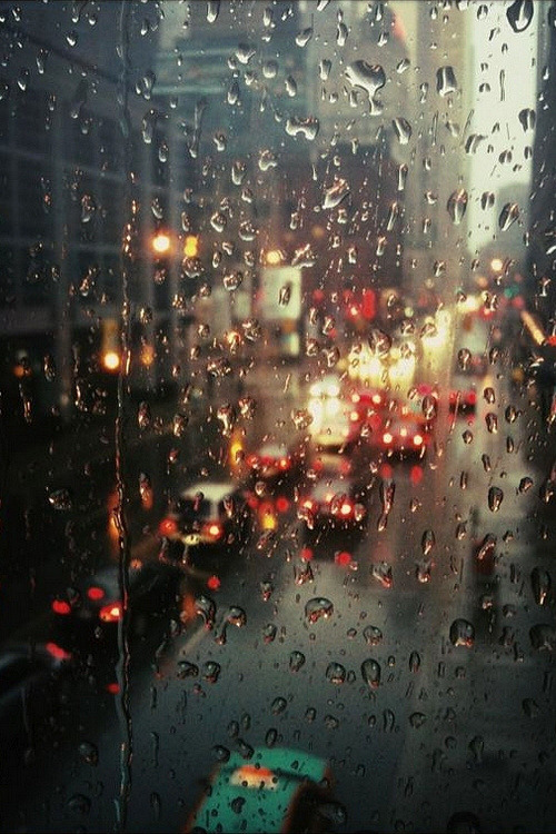 下雨天玻璃窗雨滴朦胧意境的下雨图片(3)