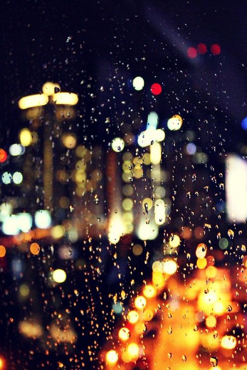 下雨天玻璃窗雨滴朦胧意境的下雨图片(2)