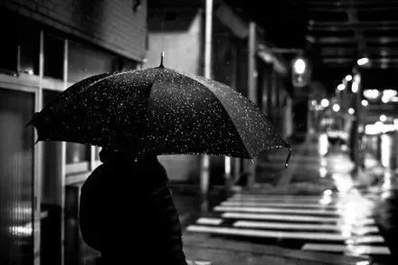 城市伤感黑白下雨高清图片(5)