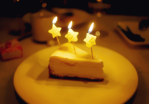 蜡烛蛋糕温馨图片_甜蜜的幸福被烛光映照