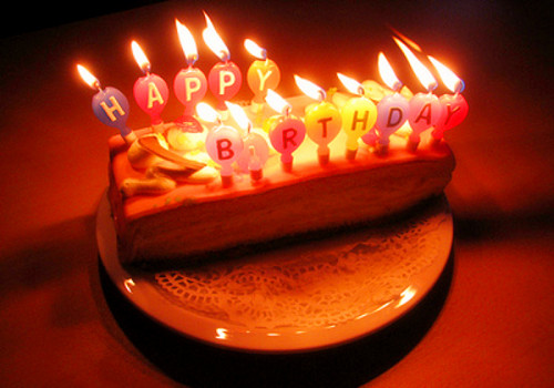 蜡烛蛋糕温馨图片_甜蜜的幸福被烛光映照(2)