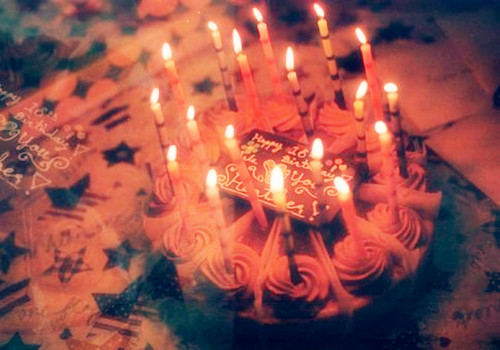 蜡烛蛋糕温馨图片_甜蜜的幸福被烛光映照(4)
