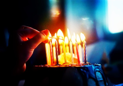 蜡烛蛋糕温馨图片_甜蜜的幸福被烛光映照(5)