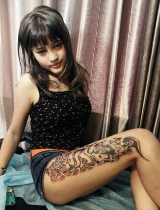可爱美女腿部纹身图片