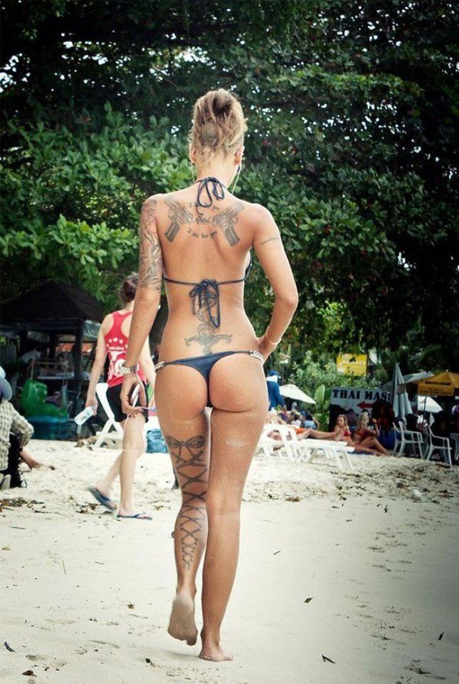 沙滩爆乳美女彩色纹身图片