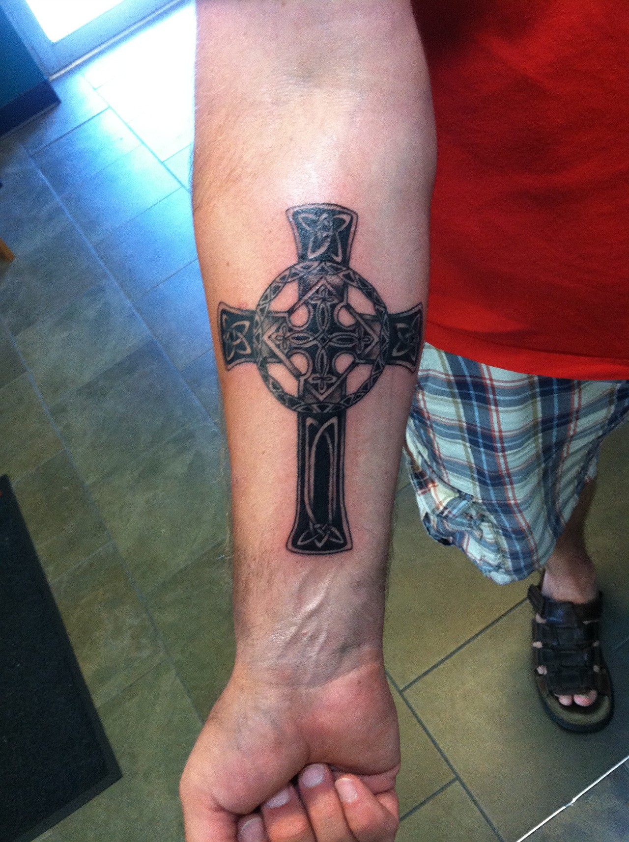 手臂纹身十字架小图案刺青
