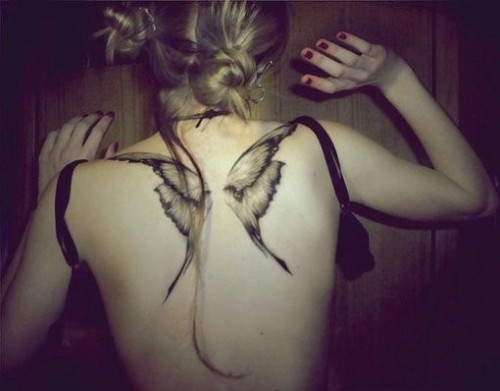 后背蝴蝶翅膀唯美女生纹身图片