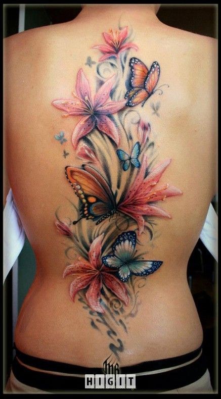 女士后背纹身花与蝴蝶图案