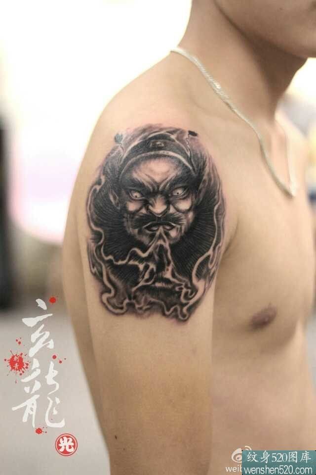 男人手臂上独特的钟馗纹身图案