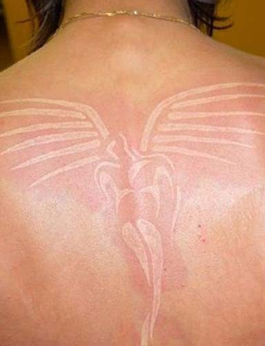 鸽子血背部天使图案纹身效果照片
