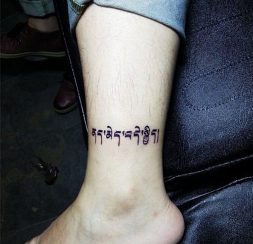 男士脚踝边藏文字符纹身图案