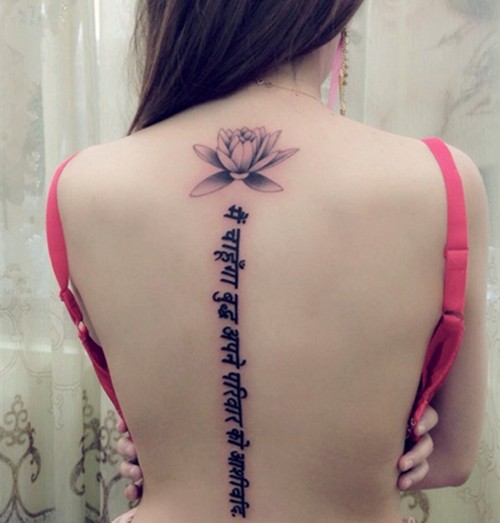 女生后背上唯美的花与藏文纹身图案