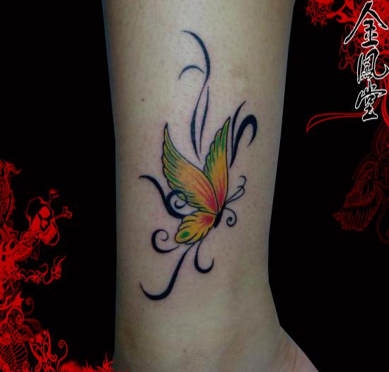 小腿上的个性蝴蝶纹身图案