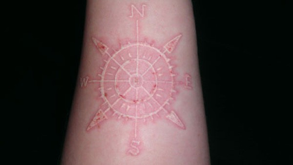 手臂上的指南针鸽子血纹身作品欣赏