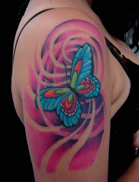 女生手臂上彩色的蝴蝶纹身图案