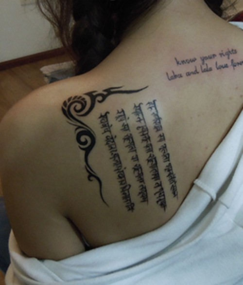 美女背部的精美藏文纹身图案