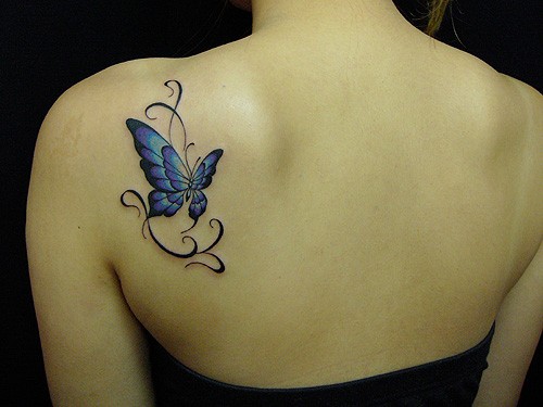 女生后肩蝴蝶艺术纹身图案效果图