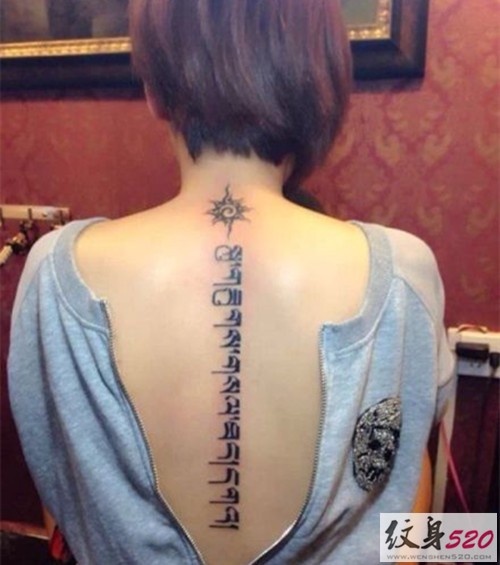 美女背部个性藏文图案纹身作品照片
