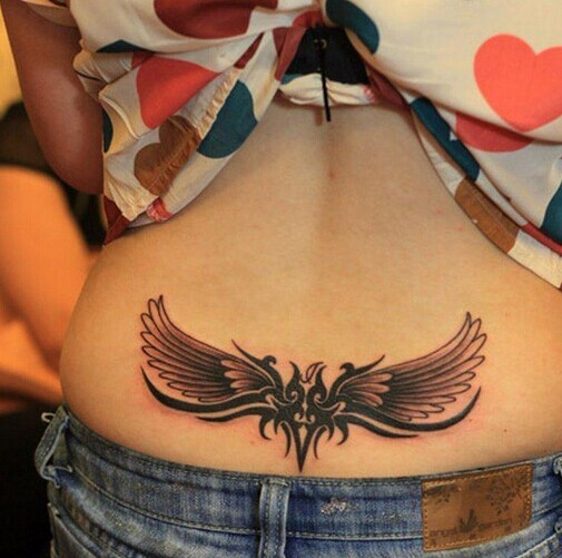 女生腰部个性翅膀纹身图案