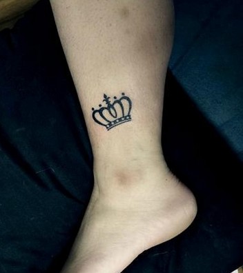 女生简单皇冠脚踝英文纹身图案