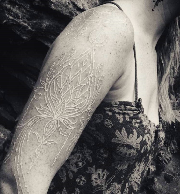 女生手臂精美的鸽子血花纹纹身图案